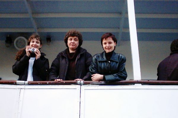 Справа Смирнова Татьяна, нач. отдела продаж. ВФТ, Москва, 2003г.
